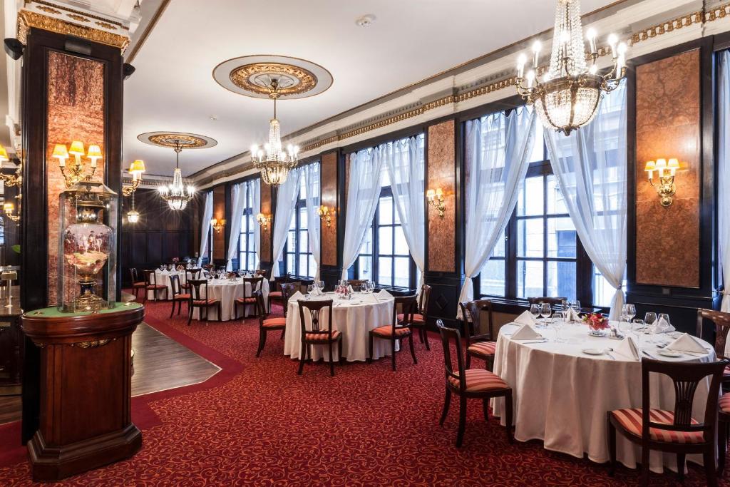 A restaurant or other place to eat at Danubius Hotel Astoria City Center