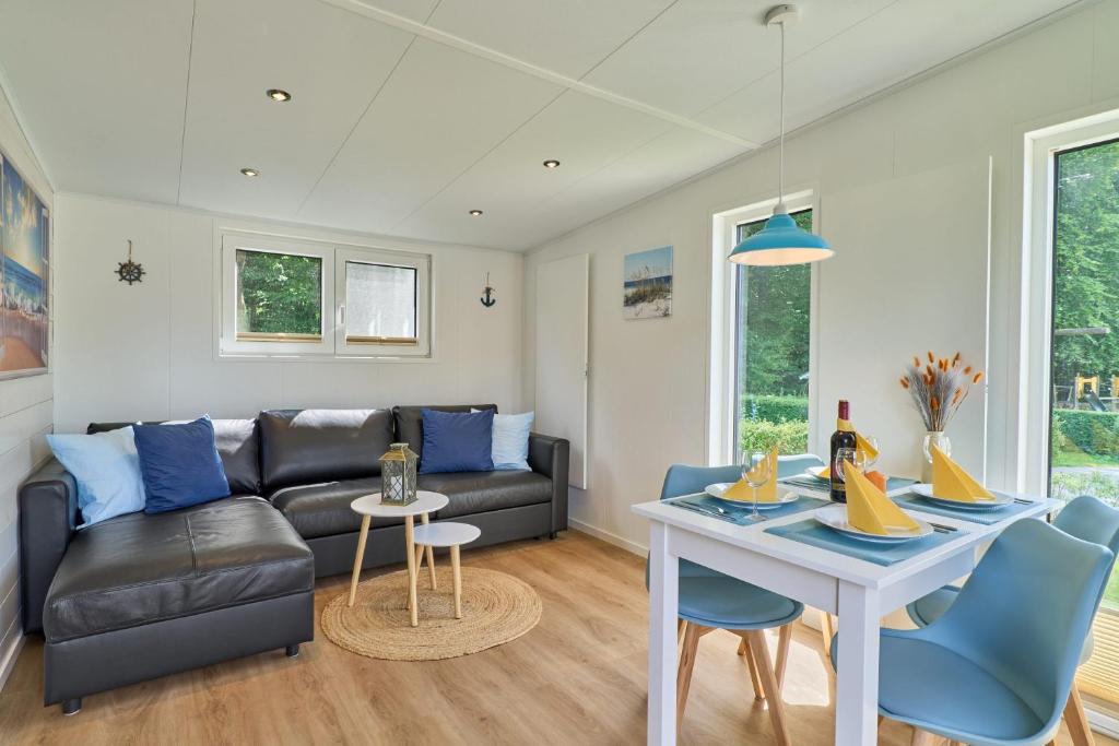 Et opholdsområde på Ostseecamp Ferienhaus Dünenglück