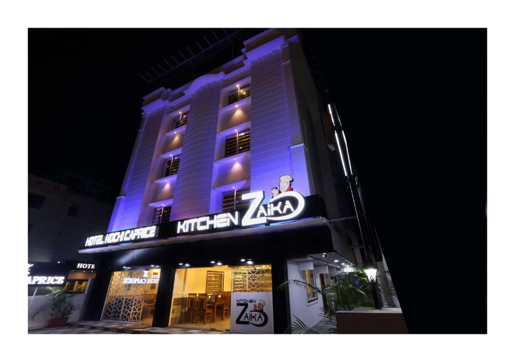 nocny widok hotelu z napisem w obiekcie Hotel Kochi Caprice w mieście Koczin