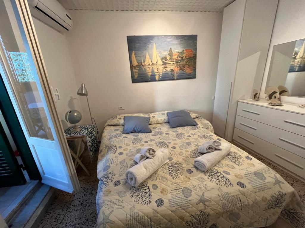 een slaapkamer met een bed met handdoeken erop bij Casa Stella Marina in Anzio