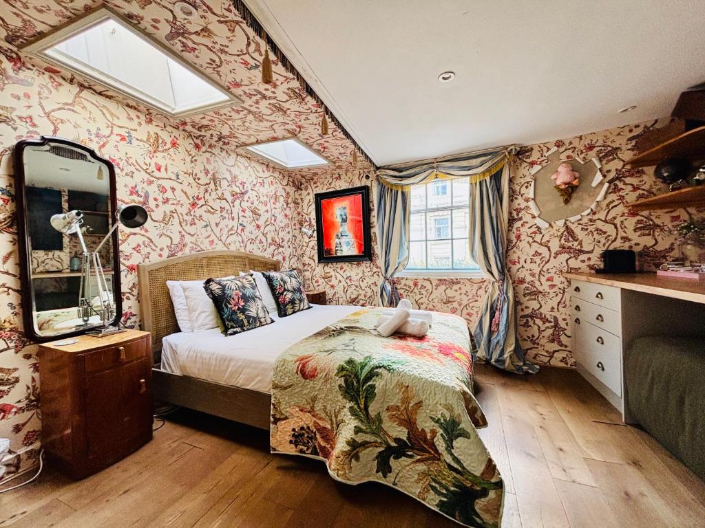 ブライトン＆ホーブにあるRegency Room at the Regency Houseのドレッサーと鏡付きのベッドのある寝室