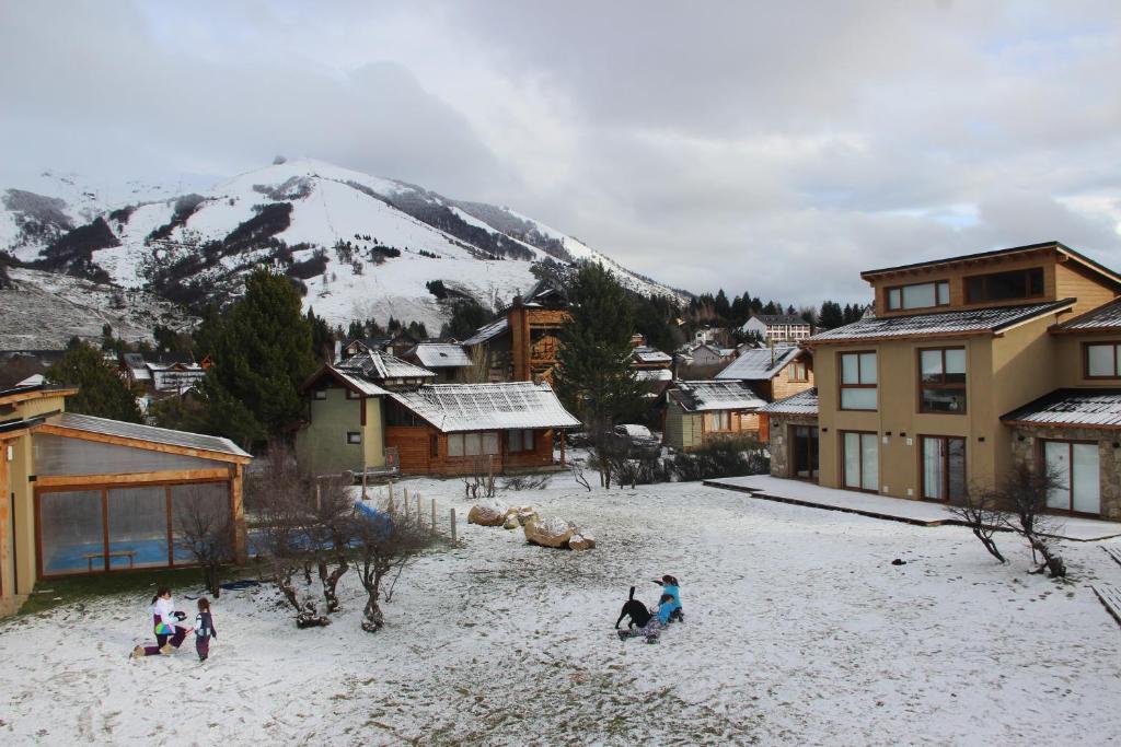 um grupo de pessoas brincando na neve em uma aldeia em Departamento Cerro Catedral em San Carlos de Bariloche