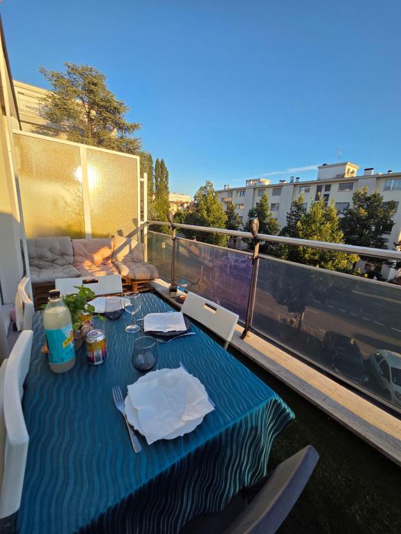 une table avec un chiffon bleu sur un balcon dans l'établissement La Maison Bleue de Strasbourg, à Strasbourg