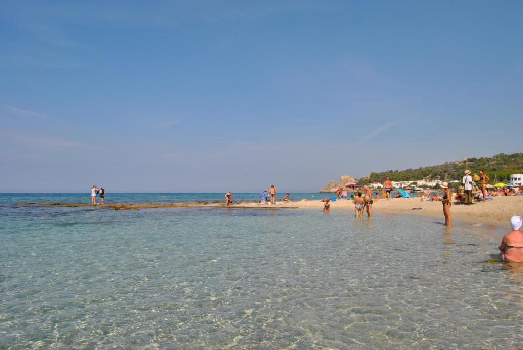 Un groupe de personnes debout sur une plage dans l'établissement Casa Nettuno, à Lido Conchiglia
