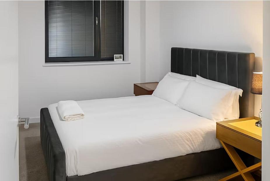 Ένα ή περισσότερα κρεβάτια σε δωμάτιο στο Modern 2 Bed Flat with parking Next to Basildon Station