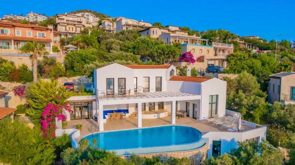 Una vista aérea de una villa con piscina. en VİLLA OZ, en Kas