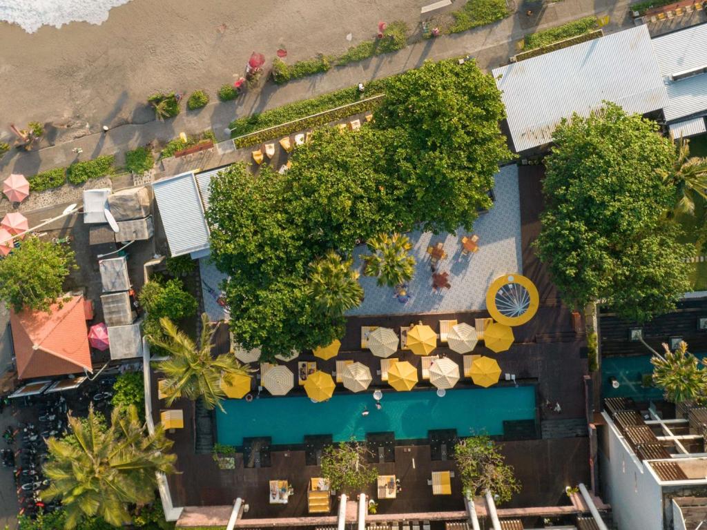 塞米亚克Grand Seminyak Lifestyle Boutique Bali Resort的树木和植物的建筑的顶部景观