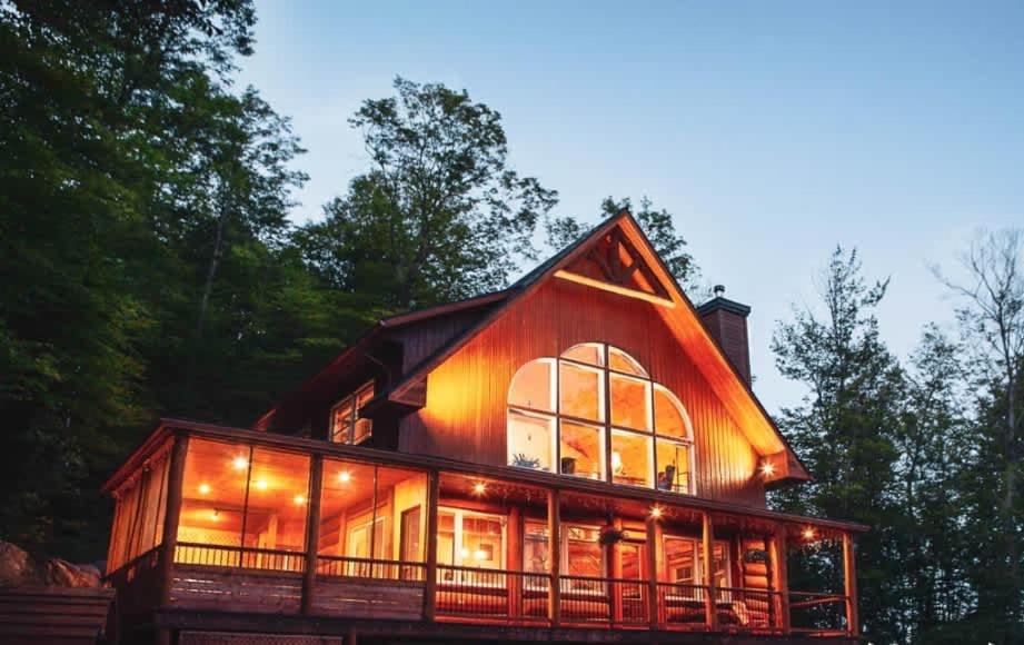 dom z dużym oknem na boku w obiekcie Spa & Outdoor Pool - Montagnard des Pays-d'en-Haut w mieście Sainte-Adèle