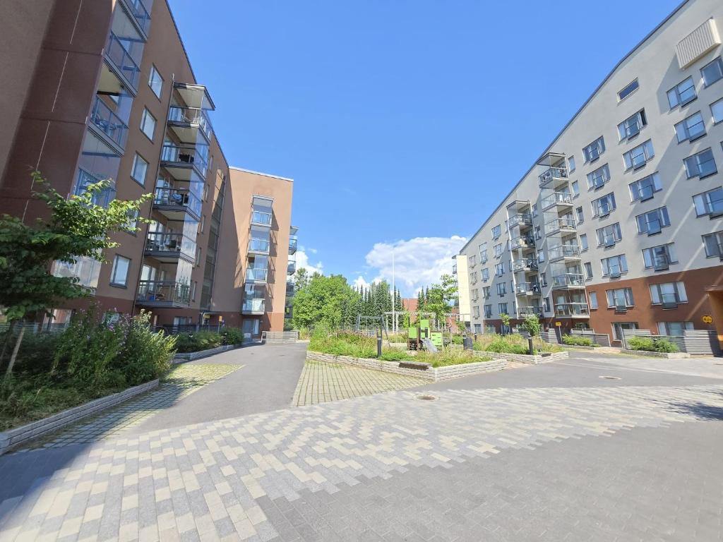una calle vacía en una ciudad con edificios altos en Viherpihan helmi, en Espoo