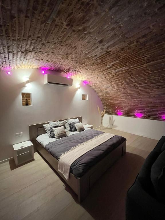Ένα ή περισσότερα κρεβάτια σε δωμάτιο στο Cocon Romantique avec Sauna Voûte Toulousaine