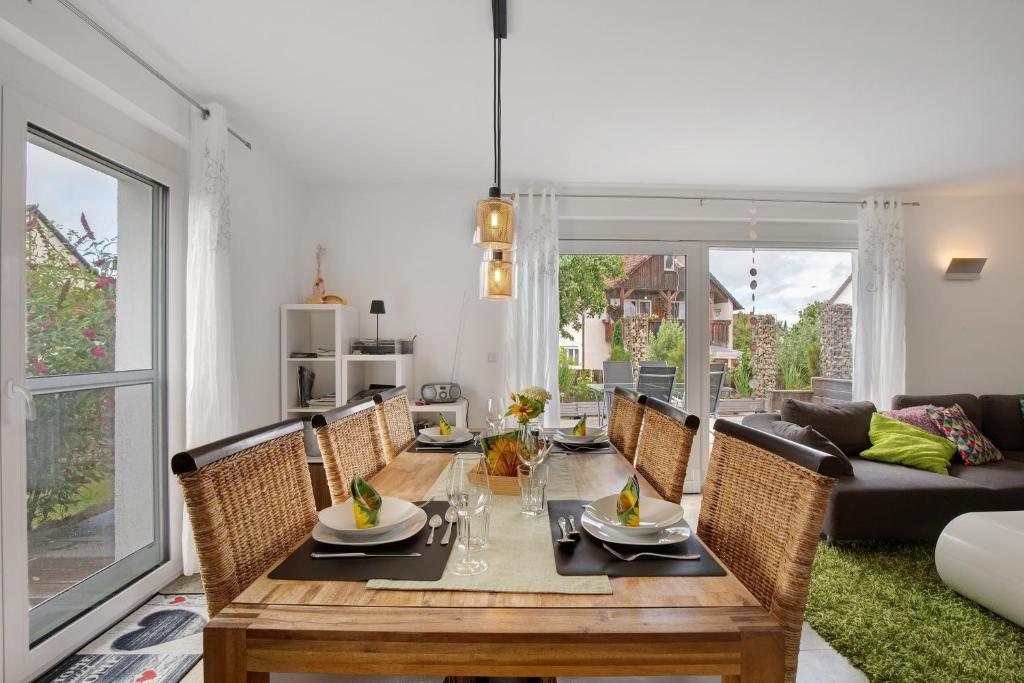 a dining room with a table and a couch at Ferienwohnung Schneider in Blaubeuren