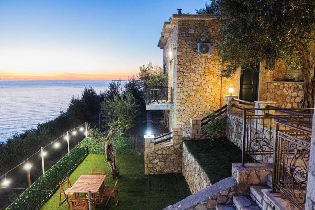 Casa con mesa y vistas al agua en Premium Beach Apartments Jonufer, en Vlorë