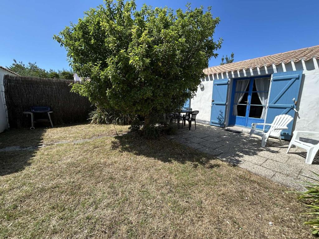 Photo de la galerie de l'établissement Maison avec Jardin, à 300m de la Plage, 2 Chambres, 4 Couchages, Terrasse et Barbecue - FR-1-224B-158, à Noirmoutier-en-l'lle