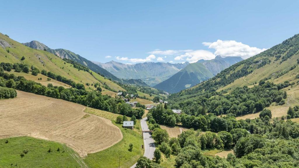 - une vue aérienne sur une vallée dans les montagnes dans l'établissement VISONS - 11 - Studio Mezzanine 6 pers, à Saint-Sorlin-dʼArves