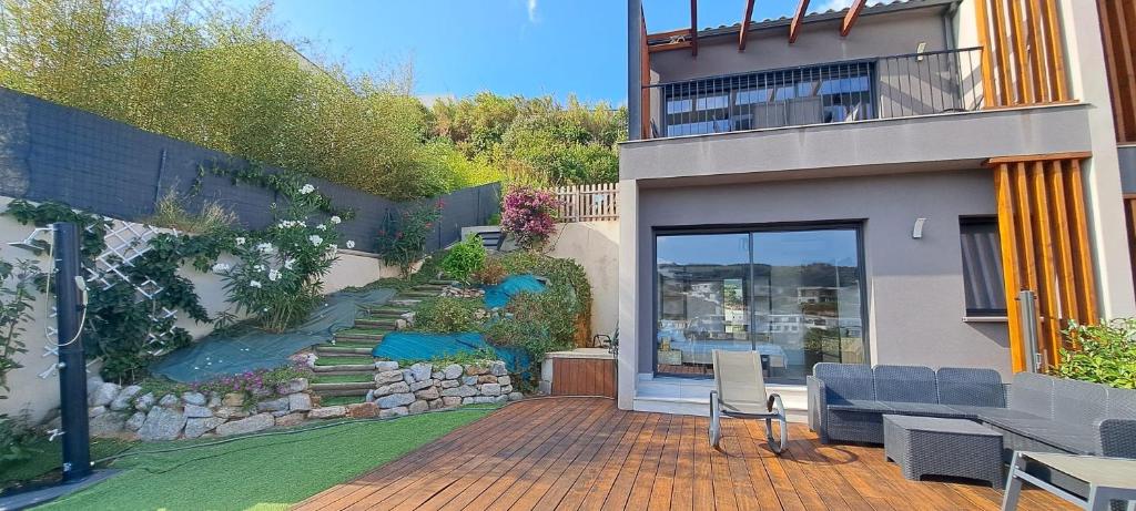 una casa con patio e giardino di Duplex neuf T3 terrasse et jardin proche plages a Pietrosella