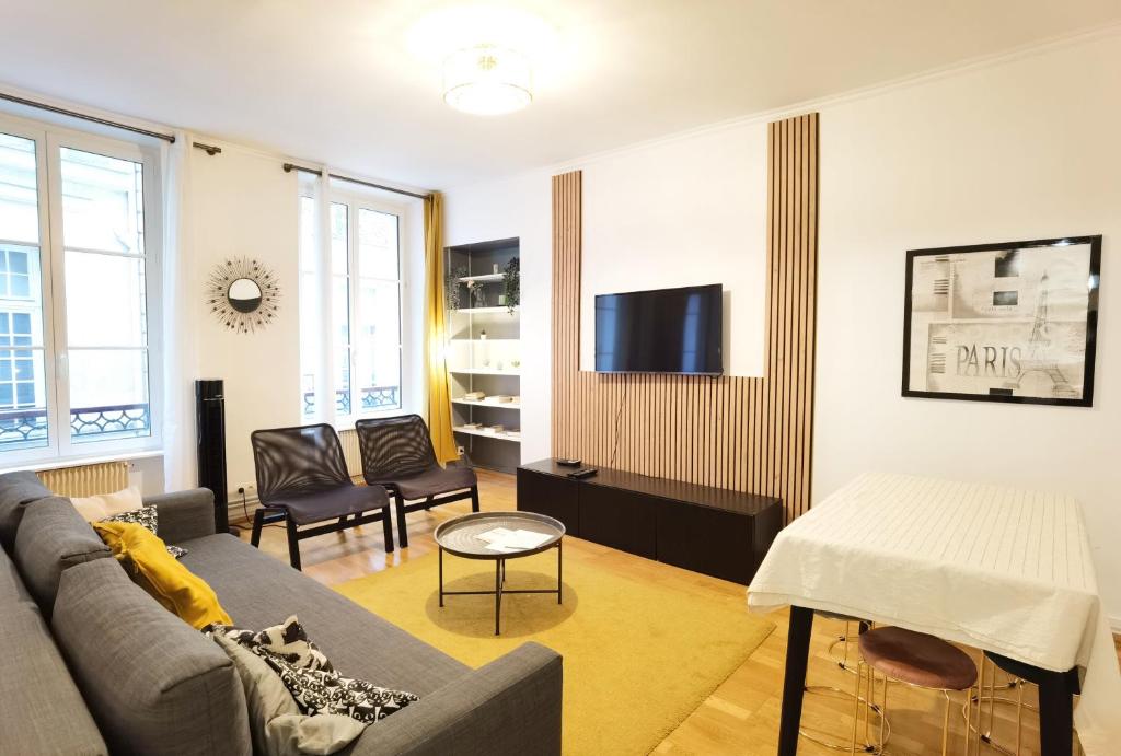 ein Wohnzimmer mit Sofa und Tisch in der Unterkunft Calm apt 60m2 near Notre-Dame and Seine 2bdrs N4-4b in Paris
