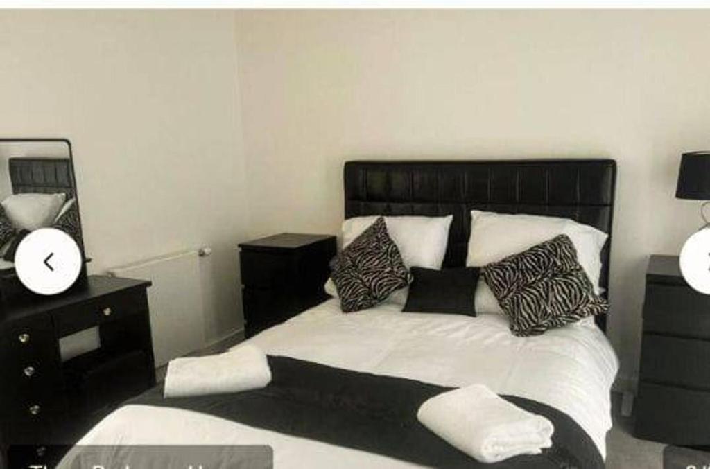 マンチェスターにある3 Bed-Sleeps 6-City Centre-Free Parkingの枕が置かれたベッドのある寝室
