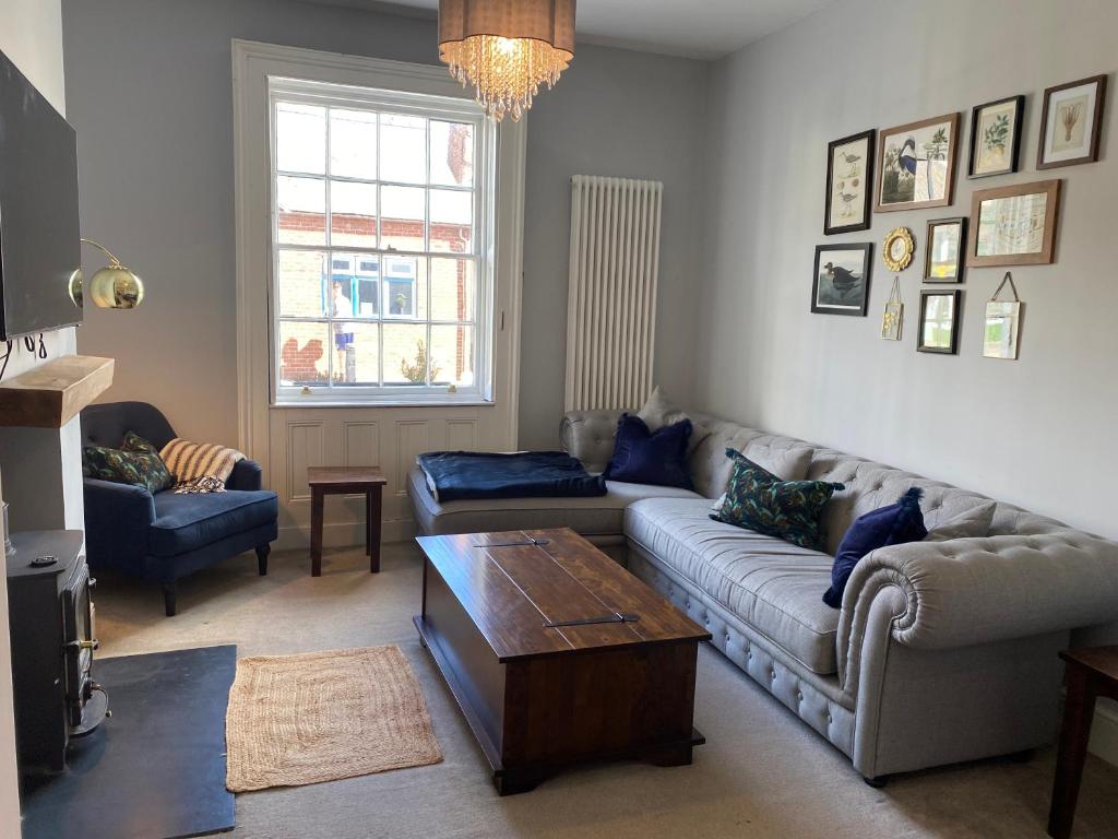 ein Wohnzimmer mit einer Couch und einem Couchtisch in der Unterkunft Town centre Victorian period 3 bedroom home in Bishops Castle