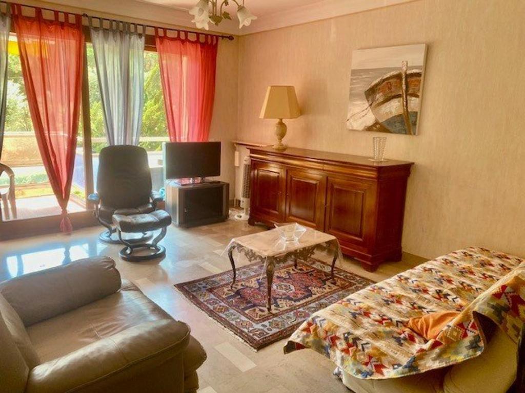 un salon avec un canapé et une table dans l'établissement Appartement F2 avec terrasse, parking, ascenseur et WIFI - Animaux acceptés - Amélie-les-Bains - FR-1-703-86, à Amélie-les-Bains-Palalda