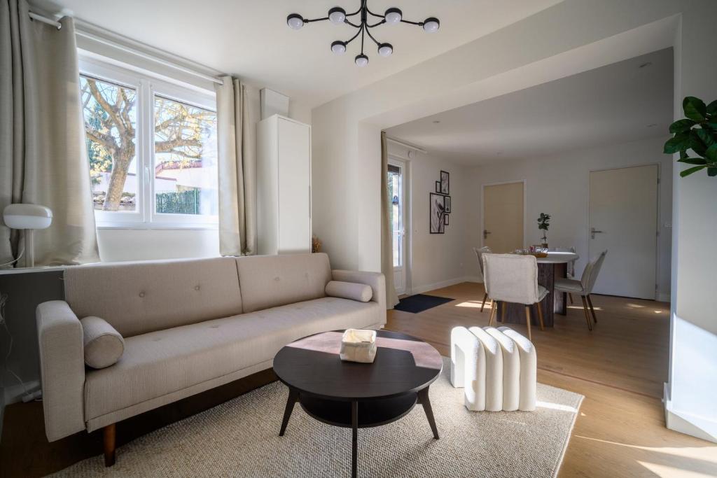 una sala de estar con un sofá y una mesa en OIQIA • Clarisse • Ivoire, en Castres