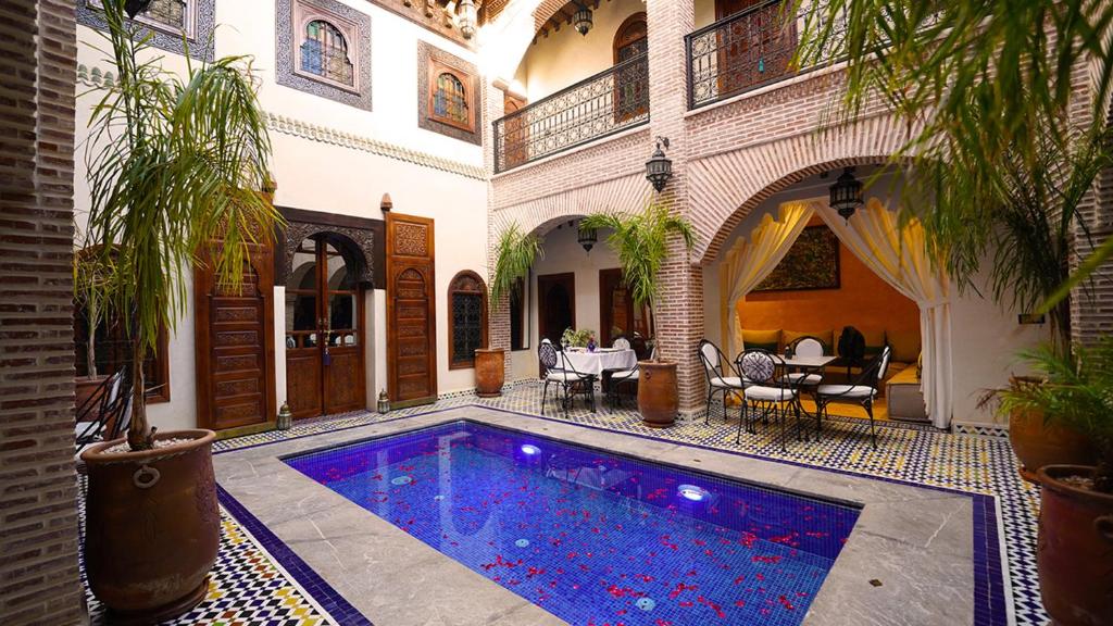 une piscine au milieu d'une maison dans l'établissement Riad Touhfa Kasbah Marrakech, à Marrakech