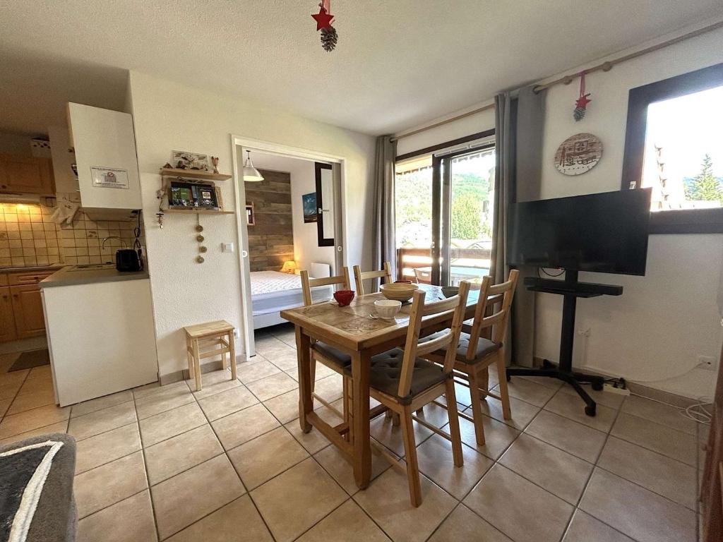 une cuisine et une salle à manger avec une table et des chaises dans l'établissement Appartement cosy 2 pièces, 6 couchages, proche pistes et commerces, La Salle-les-Alpes - FR-1-330F-214, à La Salle Les Alpes