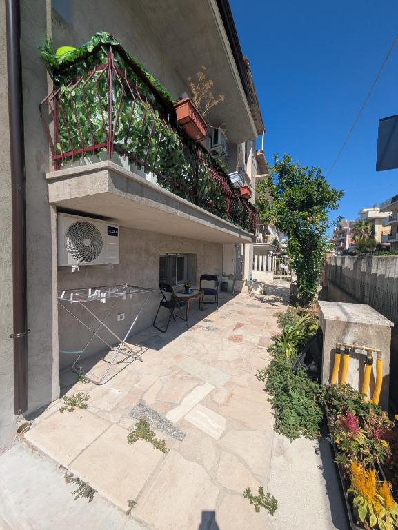 a patio with a balcony with a table and flowers at Appartamento a due passi dal mare in Martinsicuro
