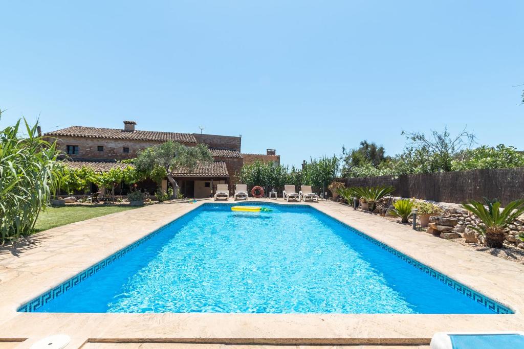 una piscina con un frisbee en un patio en Can Nin, en Santanyí