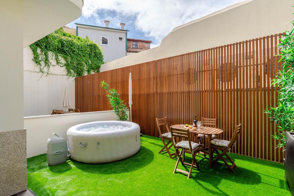 a small garden with a table and a bath tub at Host Wise - Marquesa Palace in Porto