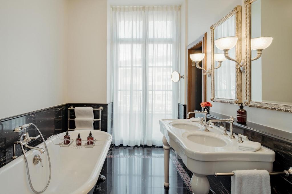 Grand Hotel LES TROIS ROIS - Resim 25