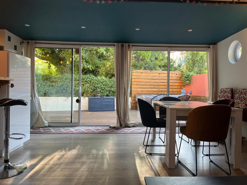 Χώρος καθιστικού στο Le Cosy, maison de ville, avec jolie terrasse