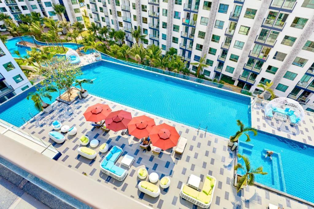 an overhead view of a swimming pool with chairs and umbrellas at Arcadia Beach Resort Tatil Merkezi in Pattaya South