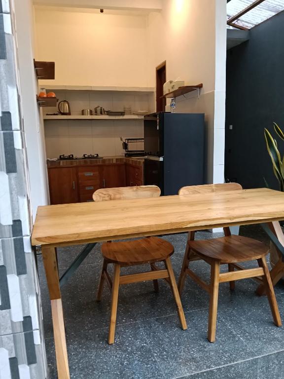 Η κουζίνα ή μικρή κουζίνα στο ari sari villa