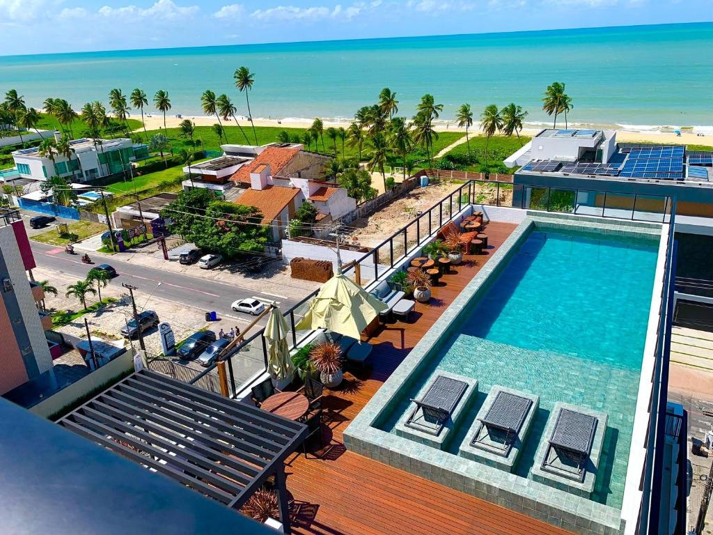 an aerial view of a resort with a swimming pool and the beach at Flat Lindo e Espaçoso com Varanda e Vista Mar in João Pessoa