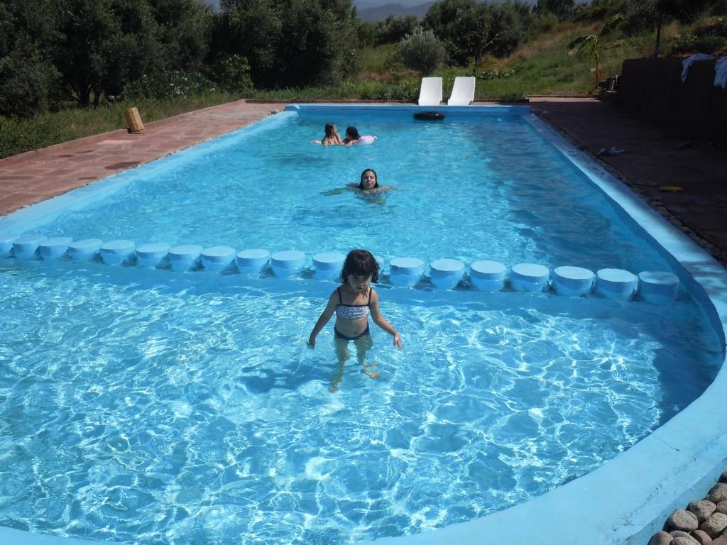 dziewczynka stojąca w basenie w obiekcie Villa Paradise w mieście Aghmat