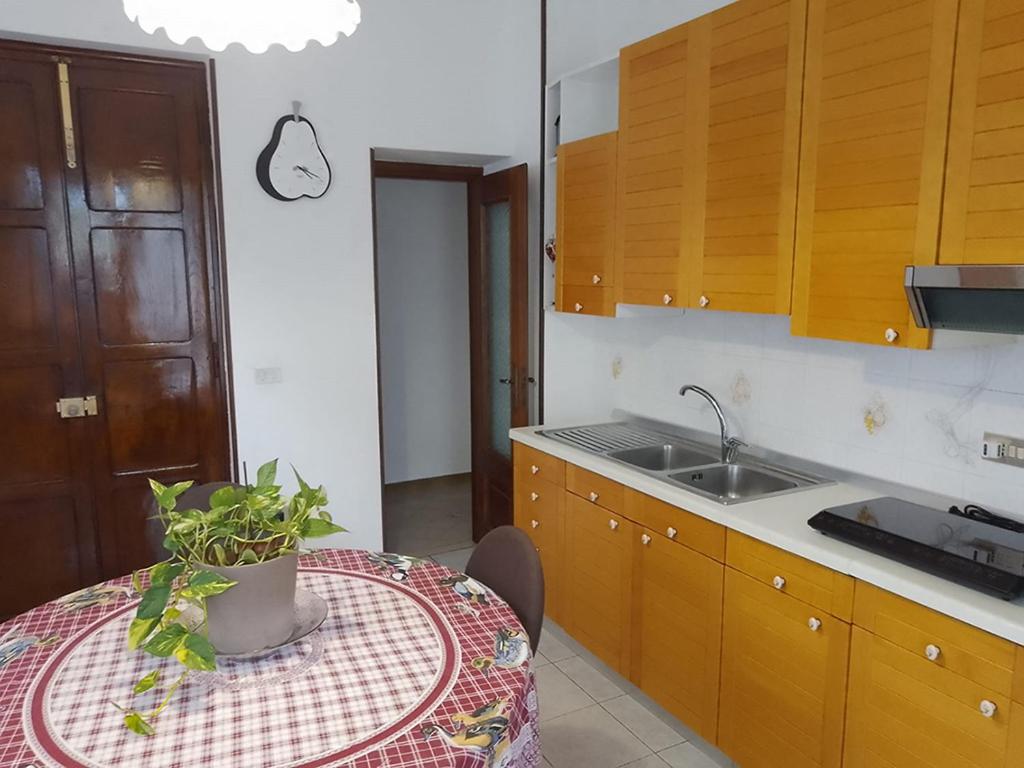 una cocina con una mesa con una maceta. en La Magnolia, en Venaria Reale