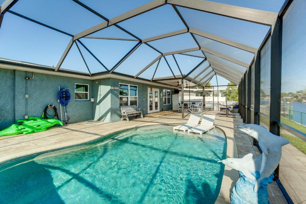 una piscina cubierta con techo de cristal en Canal-Front Home with Private Dock in Port Charlotte, en Port Charlotte