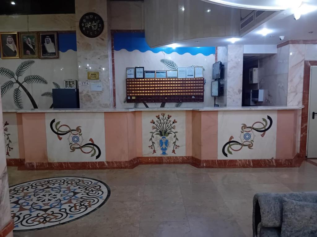 a lobby with a waiting room with a bench at فندق جوهرة ميسر in Quai