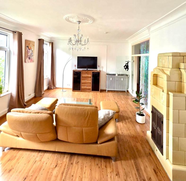 a living room with a couch and a television at Ferienwohnung Fleiger 2 in Achim Zentrum in Achim