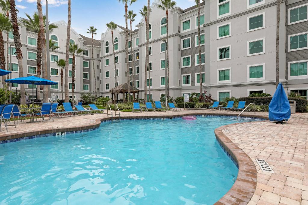 Piscina en o cerca de 2 Queen Suite Near Disney SeaWorld