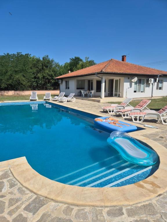 Swimmingpoolen hos eller tæt på House with pool near Balchik