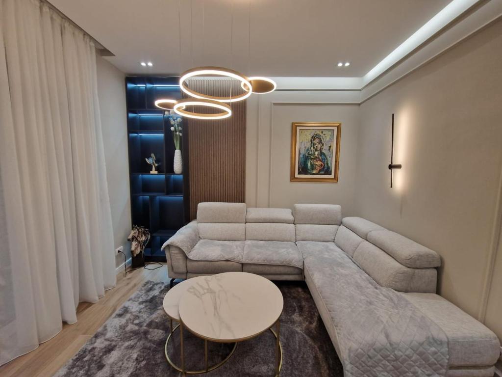 een woonkamer met een bank en een tafel bij Nostra Casa - Tivat in Tivat