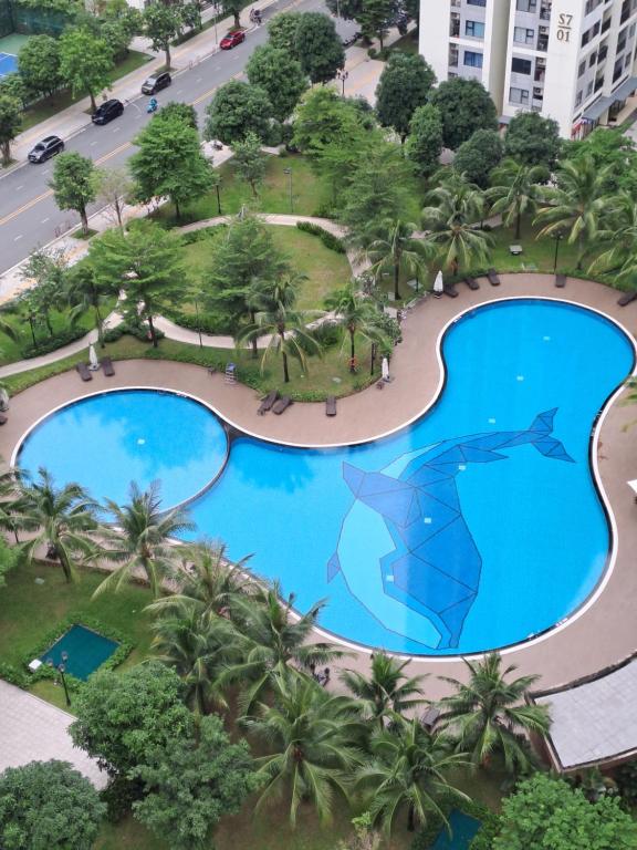 an overhead view of a swimming pool in a city at Vinhomes grand park Q9 An Trú Homestay in Long Bình
