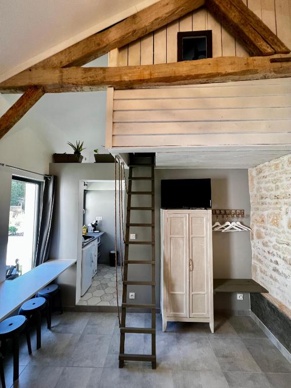 Cette chambre dispose d'une mezzanine et d'une échelle. dans l'établissement Mini gîte cabane, à Sainte-Gemme-la-Plaine