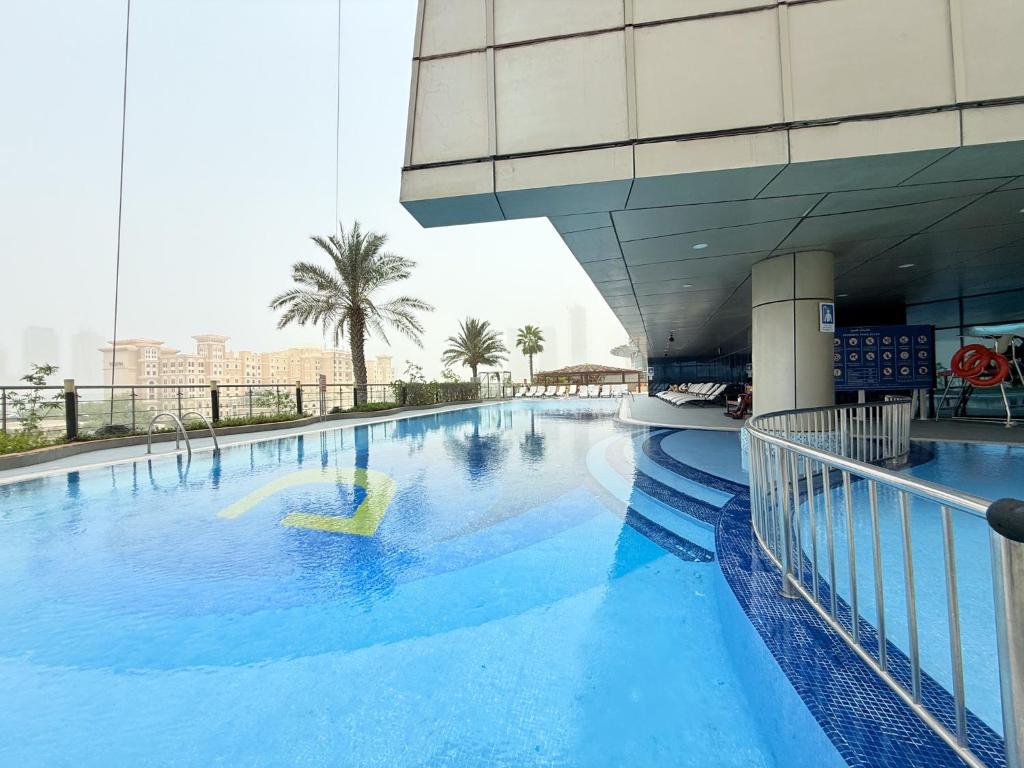 una grande piscina in un grande edificio di Ocean Heights New 2BDR with full Sea & Dubai Eye view in Marina by CEG Group a Dubai