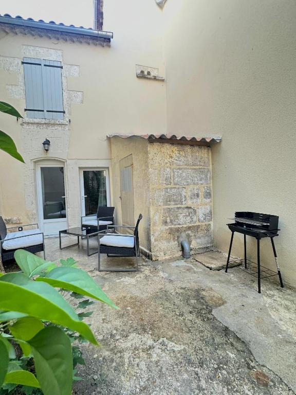 Patio nebo venkovní prostory v ubytování Le Repos urbain, près de Carat et Naval group