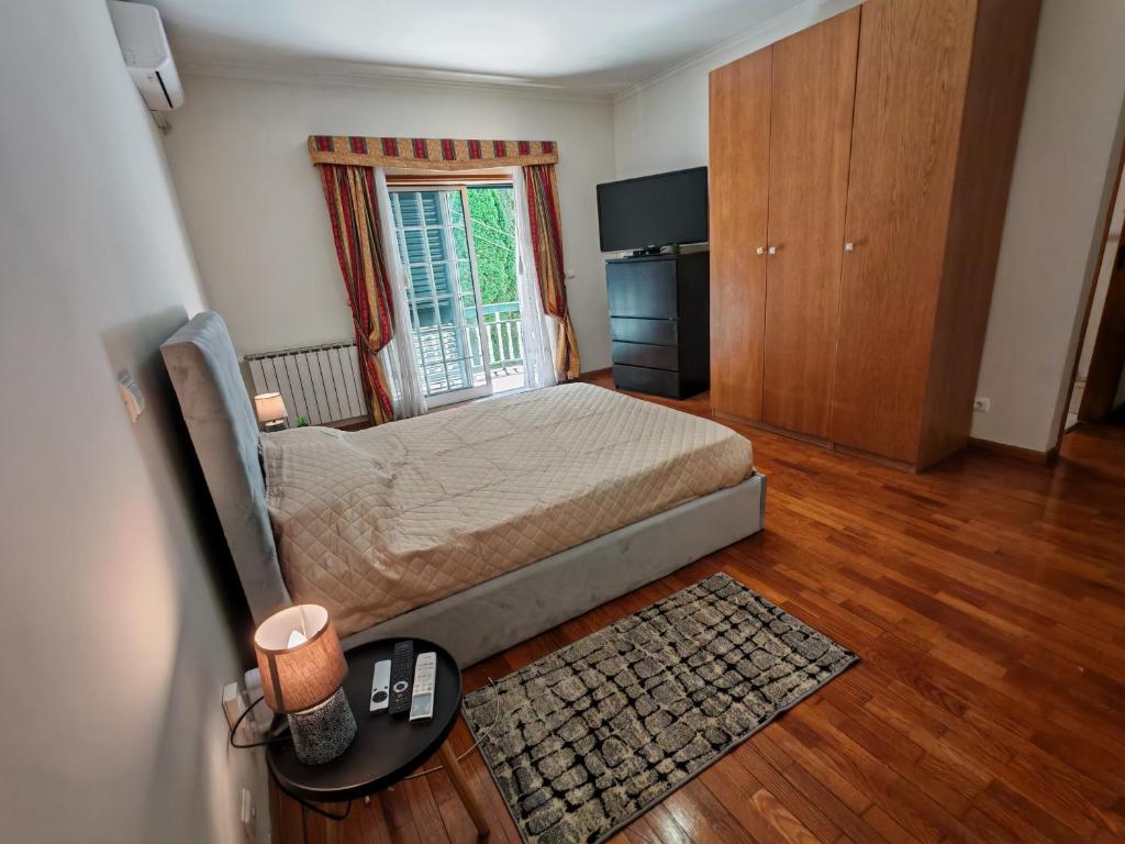 En eller flere senge i et værelse på Casa Jugueiros