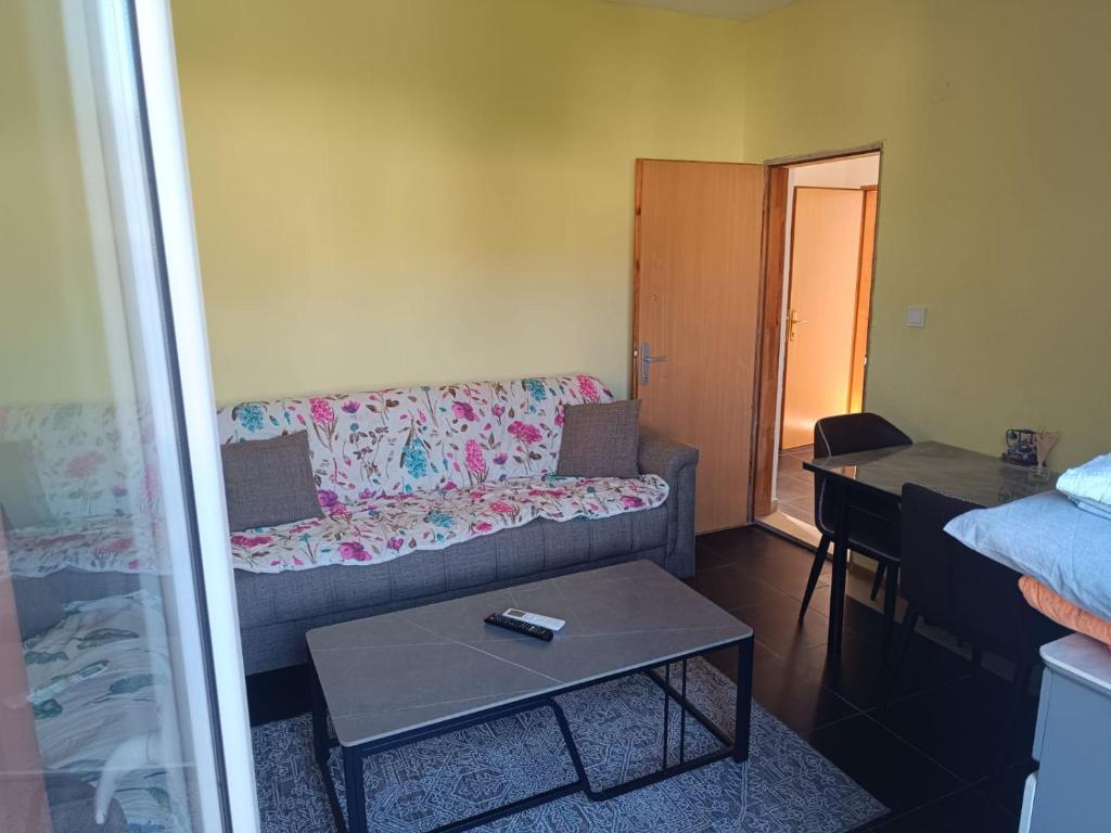 Afbeelding uit fotogalerij van Una Apartments in Budva