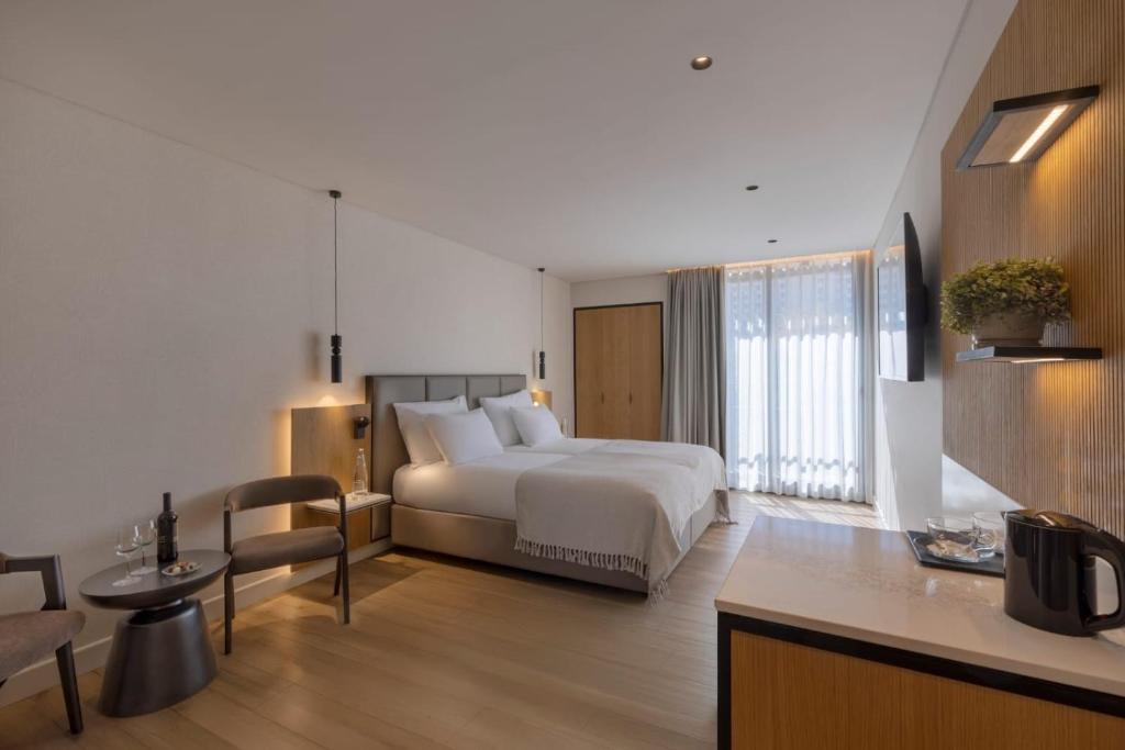 een hotelkamer met een groot bed en een keuken bij Jerusalem Gardens Hotel in Jeruzalem