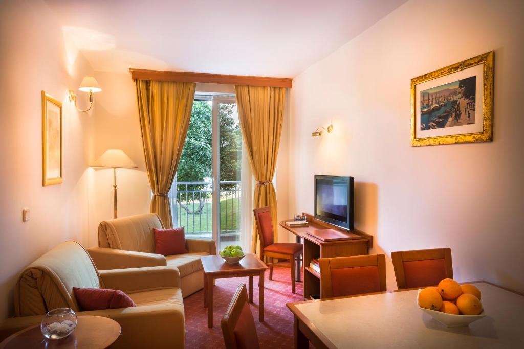 TV a/nebo společenská místnost v ubytování Valamar Villa Adria